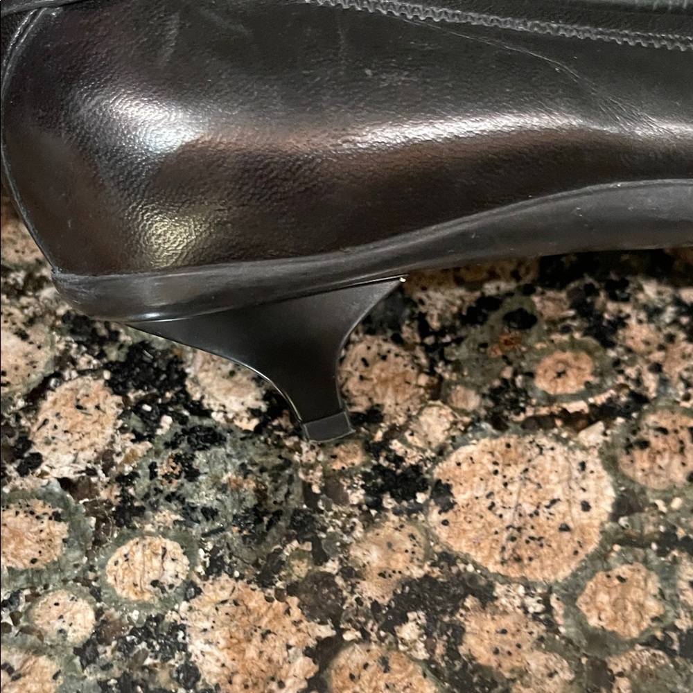 Prada Vintage Elegant Black Leather kitty heels.Mom wore them once. - Picture 13 of 14